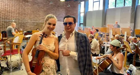 Цигуларката Зорница Иларионова е специален гост в проекта &bdquo;Symphony Way&ldquo; на &bdquo;Симфониета Враца&ldquo; и джаз певеца Васил Петров.				 Снимка: Интернет