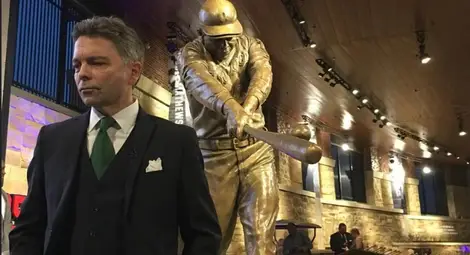 Rossin на откриването на стадиона &bdquo;Сънтръст парк&ldquo; през 2017 г. пред неговата творба - статуя на Франк Аарон.