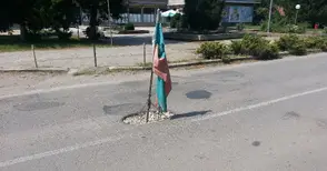 Трикольор и соларна лампа пазят шофьорите от дупка по натоварен път