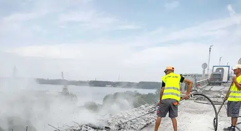 Основният ремонт на Дунав мост при Русе продължава с премахване на първите стоманобетонови панели