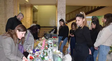 Студентите от клуб "Палитра" към Русенския университет откриха 12-ия си благотворителен коледен базар