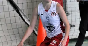 Защо поне една баскетболистка от  школата не проби в женския отбор?