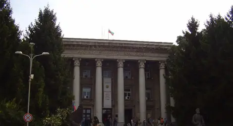 Клоун и три асистентки раздават прегръдки на 1 април в университета