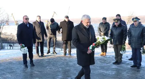 Висшето военноморско училище отбеляза 145 години от създаването си  с тържествена церемония пред Паметника на моряка в Русе