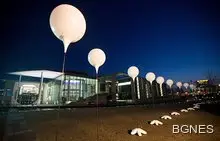 Светещи балони на мястото на Берлинската стена