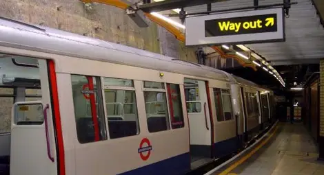 Метрото в Лондон проговори на български