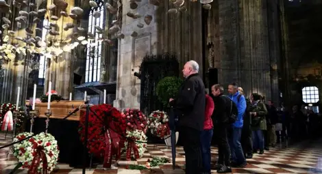 Хиляди изпратиха Ники Лауда в последния му път