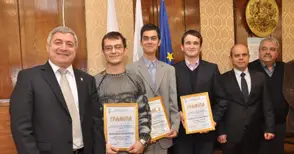 Трима отлични студенти наградени с приятни стипендии за 8 декември