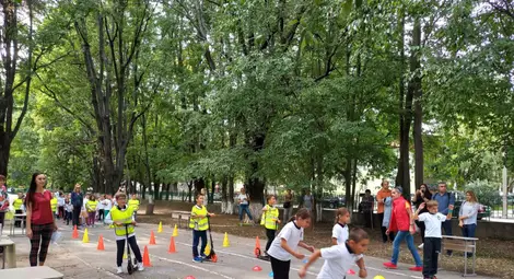 Пазим себе си и другите на пътя - състезание по пътна безопасност в русенското училище "Възраждане"