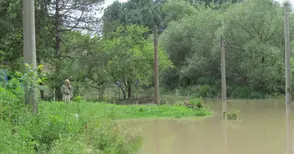 Непочистен канал остави под вода земеделски земи