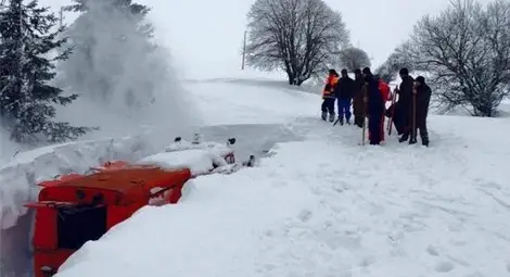 Лиляна Павлова показа как се прокарва път в двуметров сняг /галерия/