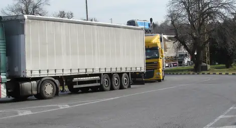 Аварирал ТИР ограничи движението около Разград Аварирал ТИР ограничи движението около Разград