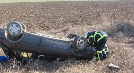 Трима души са в болница, след като кола се обърна по таван