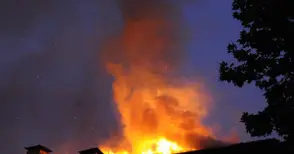 Оставен без надзор огън запали вила в Капаклийка