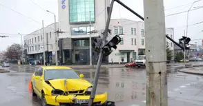 Пречупеният в катастрофа светофар на „Липник“ чака да стегне бетонът