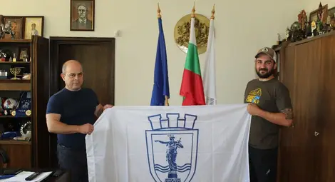 Кметът Пламен Стоилов изпрати пътешественика със знамето на Русе. 