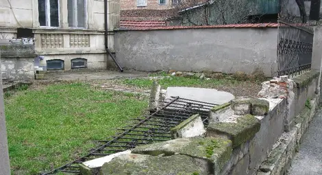 Едър трафикант на цигари събори ограда при гонка