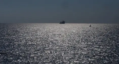 Кораб с български моряци е нападнат от пирати, има заложници