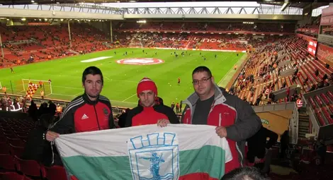 Русенски фенове на „Анфийлд“ за мач на любимия им „Ливърпул“ Русенски фенове на „Анфийлд“ за мач на любимия им „Ливърпул“