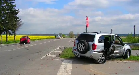 Двама са с опасност за живота след тежка катастрофа край Разград