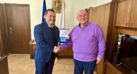 Кметът на Русе отличи Димитър Туджаров &ndash; Шкумбата с почетен плакет за неговия личен и сценичен юбилей