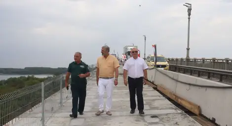 Над 80 нови стоманобетонни панела вече са монтирани на Дунав мост при Русе, до другата седмица всички панели в 200-метровия участък се предвижда да са подменени