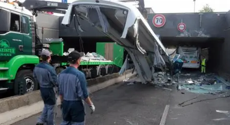 Ужас на пътя: Тунел отряза покрива на туристически автобус - 28 ранени 