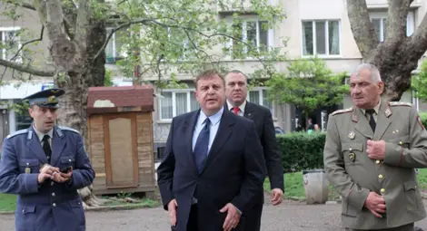 Каракачанов: Привърженик съм на наборната военна служба