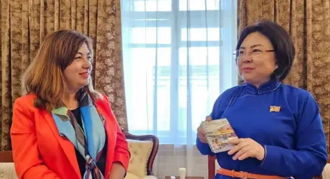 Алисе Муртезова разговаря със зам.-председателя на Великото Народно събрание на Монголия и председател на групата депутати за приятелство с България г-жа Сандалгийн Одонтуя. Снимка: Лечебни заведения &bdquo;Медика&ldquo;