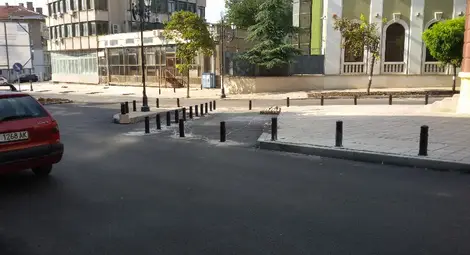 Странните колчета пред &bdquo;Булстрад&ldquo; ще пазят новата велоалея