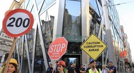 &bdquo;Евроактив&ldquo;: Българите искат ЕК да спре финансирането на мафията