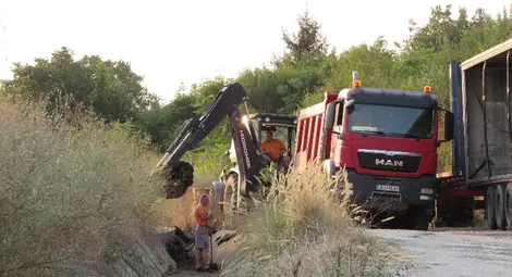 Багер изгреба протеклия гудрон. На малката снимка: Директорът на &bdquo;Екология и транспорт&ldquo; Любомир Владимиров.         Снимки: Русе Медиа