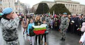 Малки и големи поднесоха цветя  пред Паметника на свободата