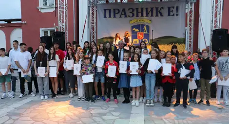 Кметът Божидар Борисов на празника на Две могили: Историята започва от едно от малко село, но вече 55 години сме град. Всичко това е станало благодарение на хората тук