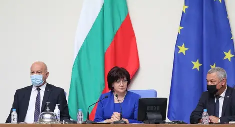 Караянчева към депутатите: Вдигайте телефоните и давайте интервюта