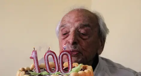 За столетника Александър Влайков имаше и специална торта със 100 свещички. Снимка:ОД на МВР За столетника Александър Влайков имаше и специална торта със 100 свещички. Снимка:ОД на МВР