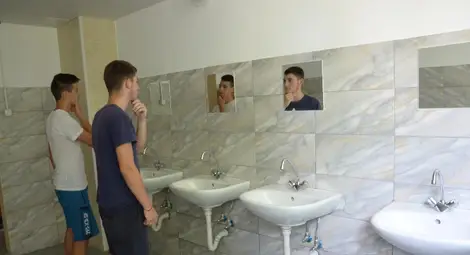 Сега гимназистите се радват на новите умивални и обещават да ги пазят.                                              Снимка: Красимир СТОЯНОВ