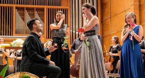 Иван Пенчев предлага брак на Глория Кънева по време на пауза на концерт на абсолвенти на Музикалната академия в софийската зала &bdquo;България&ldquo;. 			     