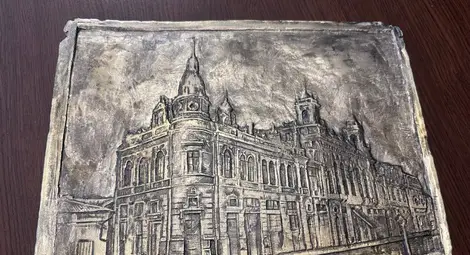 &bdquo;Движение на просветителите&ldquo; дари на Община Русе релеф на Доходното здание