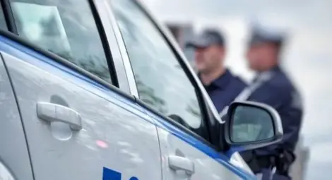 Пиян удря спряна за проверка кола, после друга при бягство от полицията