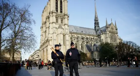 Колан с експлозиви намериха в Париж Колан с експлозиви намериха в Париж