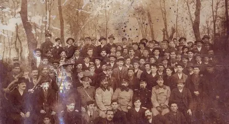 Д-р М. Симеонов (на втория ред, третият в ляво) с офицери и граждани по време на тържество през 1912 г.