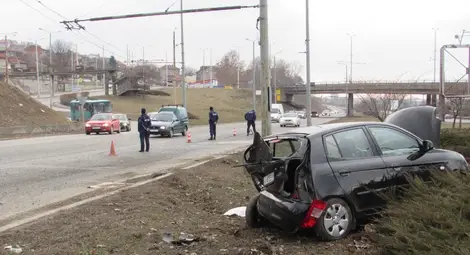 Катастрофа разпиля две коли заради опасен обратен завой на &bdquo;България&ldquo;