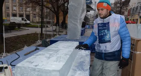 Ледени пристанищни кранове отнесоха специалната награда на Русе Айс Фест