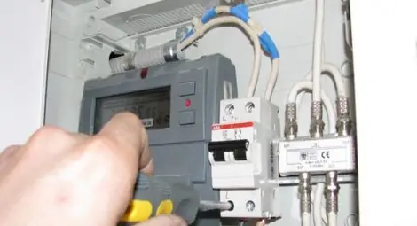 Съдът отмени такса &bdquo;Пускане на тока&rdquo; на ЕРП-тата