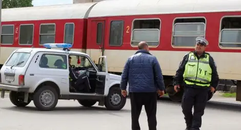 Влак смачка кола на бариера Влак смачка кола на бариера