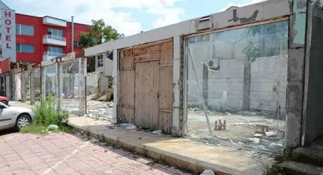 Стърчащи стъкла, изпотрошени тухли и купища боклук посрещат пред Автогарата