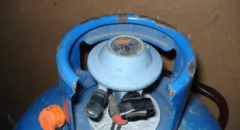 Газова бутилка за малко не гръмна в ръцете на мъж