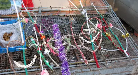 От 3 до 5 лева вървят сурвачките с цветни конци и нанизи пуканки