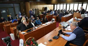 Придобивният данък мина на косъм след много дебати